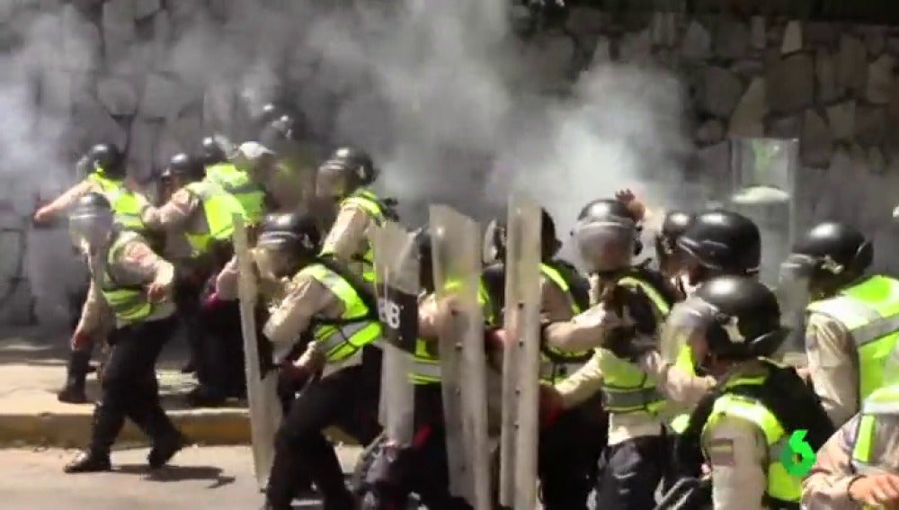 Oleada de disturbios en Caracas entre la Policía y manifestantes de la oposición