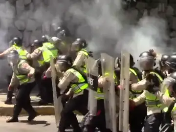 Oleada de disturbios en Caracas entre la Policía y manifestantes de la oposición Oleada de disturbios en Caracas entre la Policía y manifestantes de la oposición