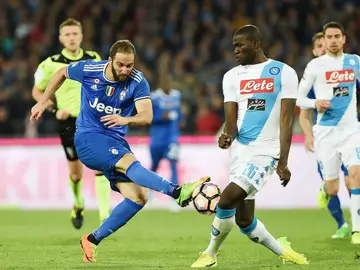 Higuaín disparando un balón Higuaín disparando un balón