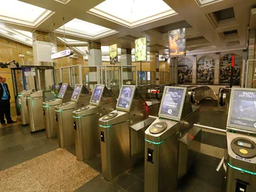 Vista de la entrada vacía al metro de San Petersburgo Vista de la entrada vacía al metro de San Petersburgo