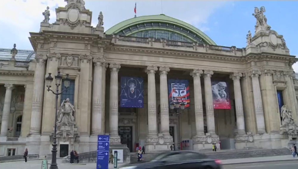 Frame 19.96472 de: Llamativo robo "al descuido" de un saco de joyas en el Grand Palais de París 
