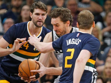 Pau Gasol, en acción ante los Jazz