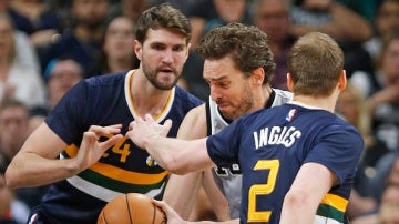 Pau Gasol, en acci&oacute;n ante los Jazz