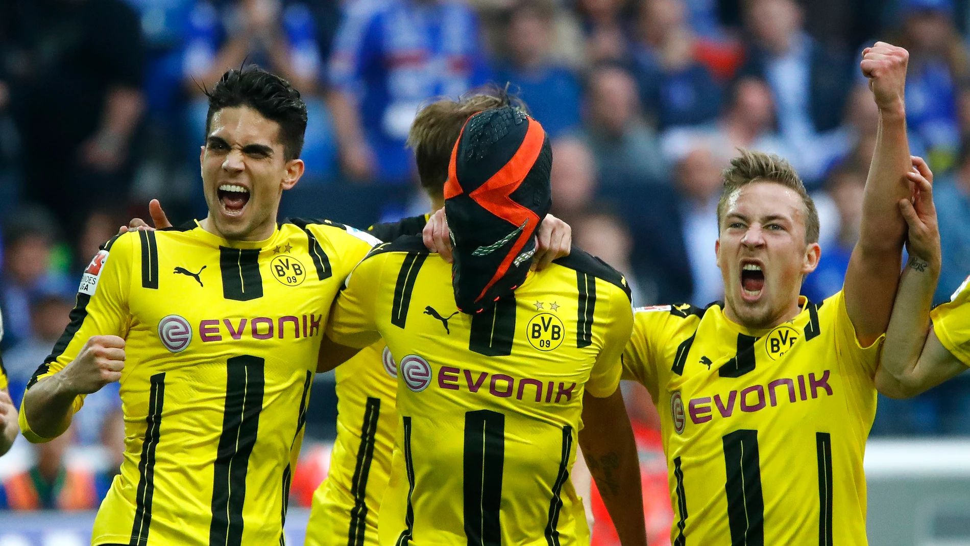 Aubameyang celebra su gol ante el Schalke con la polémica máscara Aubameyang celebra su gol ante el Schalke con la polémica máscara
