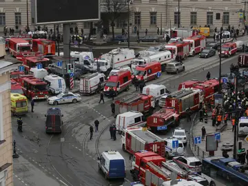 Los servicios de emergencias tras la explosión Los servicios de emergencias tras la explosión