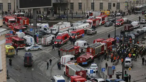 Los servicios de emergencias tras la explosión Los servicios de emergencias tras la explosión