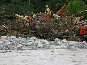 Los servicios de rescate buscan supervivientes en Mocoa Los servicios de rescate buscan supervivientes en Mocoa