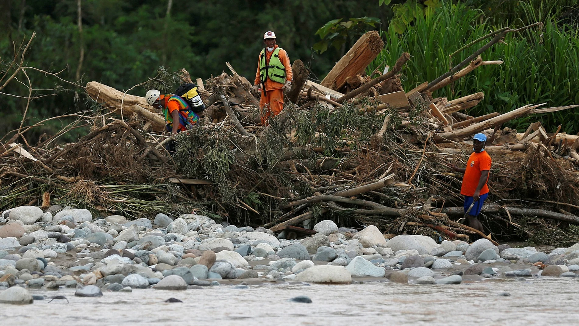 Los servicios de rescate buscan supervivientes en Mocoa Los servicios de rescate buscan supervivientes en Mocoa