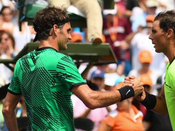 Federer y Nadal se saludan tras disputar la final de Miami