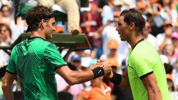 Federer y Nadal se saludan tras disputar la final de Miami