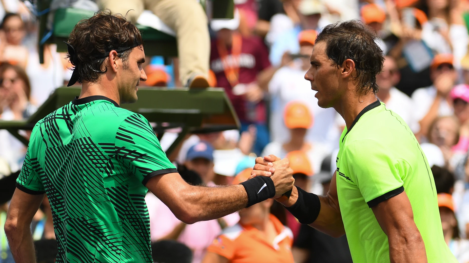 Federer y Nadal se saludan tras disputar la final de Miami Federer y Nadal se saludan tras disputar la final de Miami