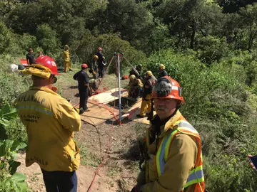 Rescate del perro que cayó a un pozo en Los Ángeles Rescate del perro que cayó a un pozo en Los Ángeles