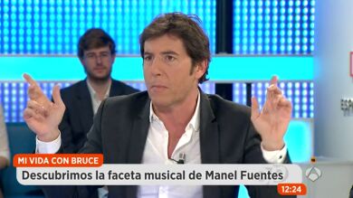 Manel Fuentes nos enseña cómo hacer un trío en su nuevo show: 'Mi vida con Bruce'