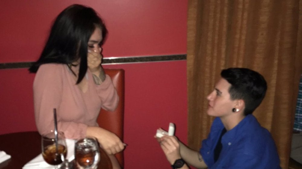 Cati Domitrovich y Alex Nagle simulan una pedida de mano para conseguir el postre gratis