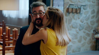 Carmen da su curriculum a Koldo para que la recomiende