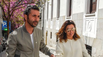 Eva Longoria y su marido Pepe bastón en su llegada a Madrid