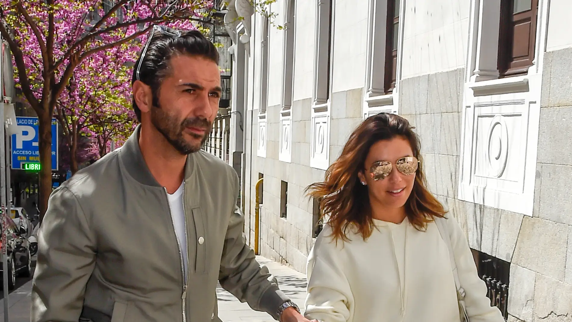 Eva Longoria y su marido Pepe bastón en su llegada a Madrid