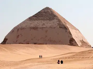 Imagen de archivo de 2006 de varios turistas junto a la "Pirámide Bent" de 4.500 años de antigüedad en Dahshu Imagen de archivo de 2006 de varios turistas junto a la "Pirámide Bent" de 4.500 años de antigüedad en Dahshu