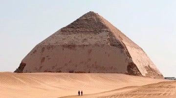 Imagen de archivo de 2006 de varios turistas junto a la "Pirámide Bent" de 4.500 años de antigüedad en Dahshu
