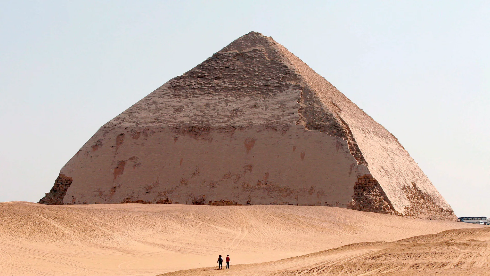 Imagen de archivo de 2006 de varios turistas junto a la "Pirámide Bent" de 4.500 años de antigüedad en Dahshu Imagen de archivo de 2006 de varios turistas junto a la "Pirámide Bent" de 4.500 años de antigüedad en Dahshu