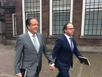 Alexander Pechtold y Wouter Koolmes pasean de la mano Alexander Pechtold y Wouter Koolmes pasean de la mano