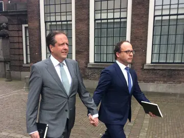 Alexander Pechtold y Wouter Koolmes pasean de la mano Alexander Pechtold y Wouter Koolmes pasean de la mano