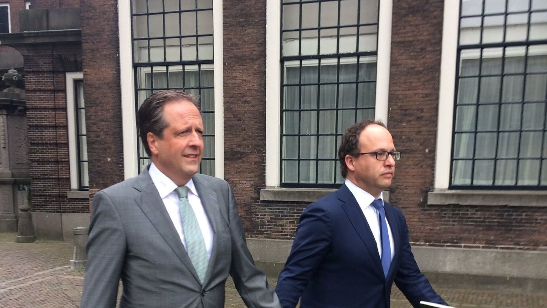 Alexander Pechtold y Wouter Koolmes pasean de la mano