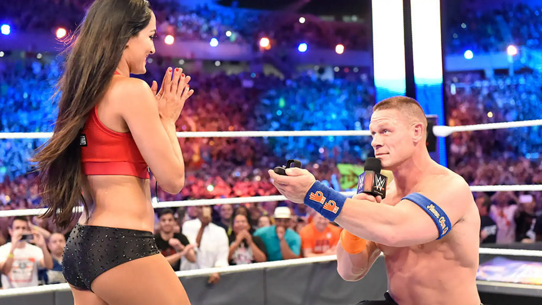 John Cena le pide matrimonio a Nikki Bella en WrestleMania