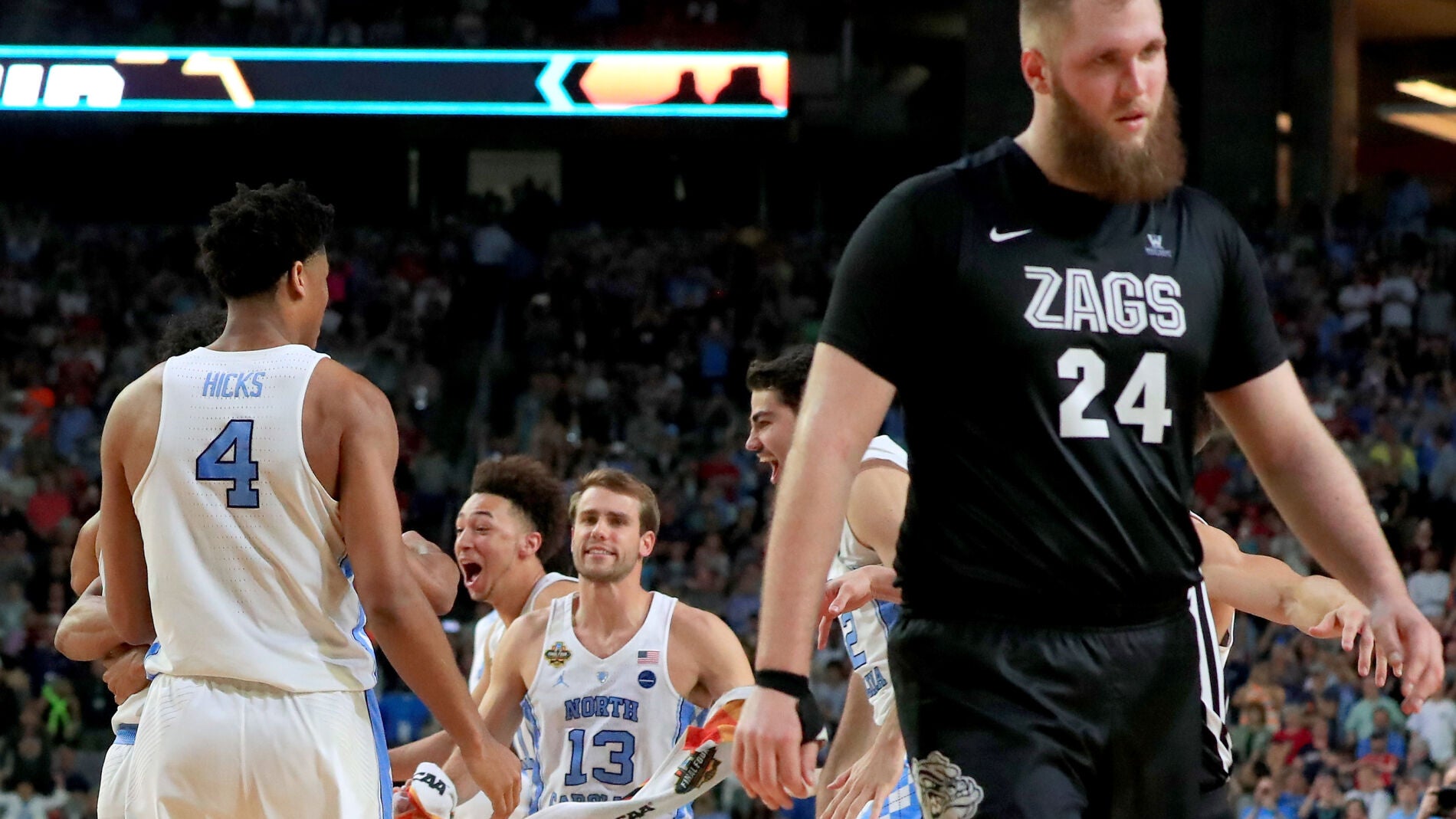 Los jugadores de North Carolina celebran la victoria