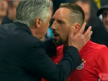 Ancelotti calma a Ribéry tras su enfado por el cambio Ancelotti calma a Ribéry tras su enfado por el cambio