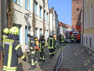 El coche empotrado en el ayuntamiento El coche empotrado en el ayuntamiento