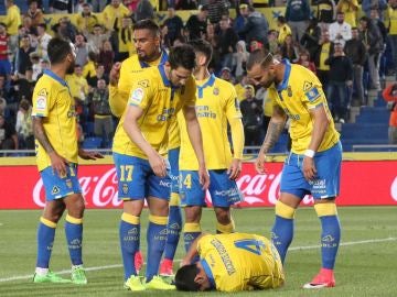 Los jugadores de Las Palmas, preocupados por Vicente tras una caída