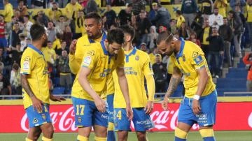 Los jugadores de Las Palmas, preocupados por Vicente tras una caída