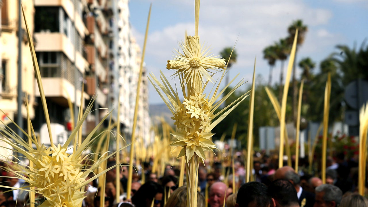 El Domingo de Ramos llena las calles españolas de procesiones e imágenes