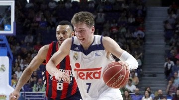 Luka Doncic penetra a canasta en el partido frente a Baskonia