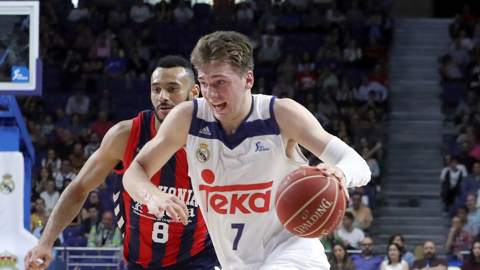 Luka Doncic penetra a canasta en el partido frente a Baskonia Luka Doncic penetra a canasta en el partido frente a Baskonia