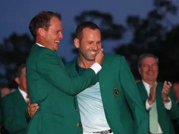 Sergio García es felicitado por Danny Willett tras ganar el Masters de Augusta Sergio García es felicitado por Danny Willett tras ganar el Masters de Augusta