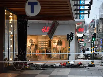 Reabre sus puertas el centro comercial del atentado en Estocolmo Reabre sus puertas el centro comercial del atentado en Estocolmo