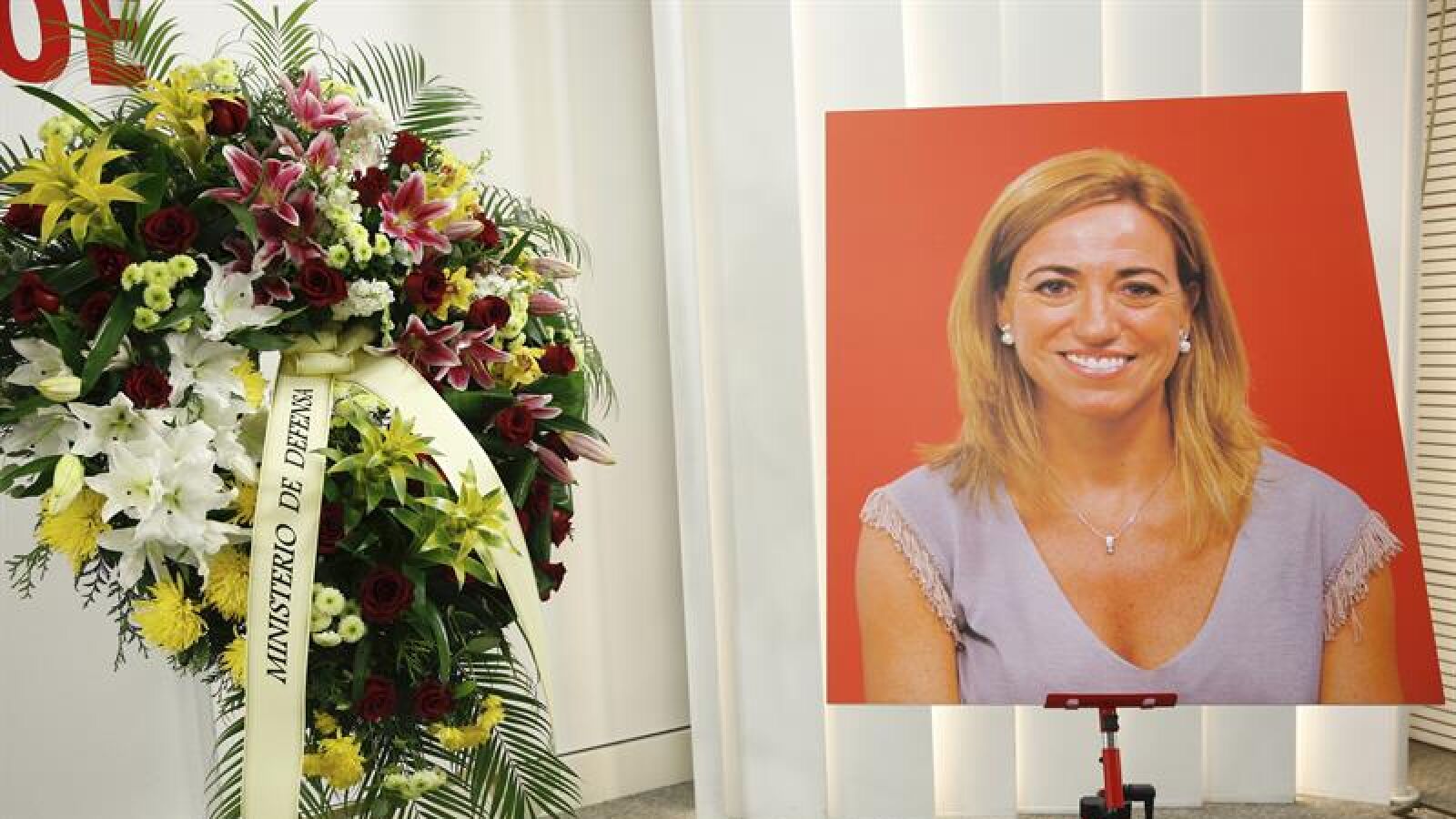 Familiares y allegados de Chacón se agolpan en el Ayuntamiento de Esplugues para despedirla