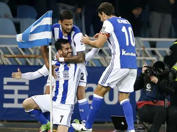 Los jugadores de la Real Sociedad celebran el gol de Juanmi ante el Sporting Los jugadores de la Real Sociedad celebran el gol de Juanmi ante el Sporting