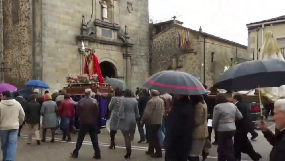 Frame 0.0 de: Una carretera nacional se convierte en un obstáculo insalvable para las procesiones de un pueblo de Zamora