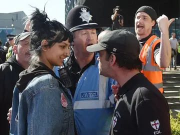 La mujer junto al manifestante de extrema derecha La mujer junto al manifestante de extrema derecha