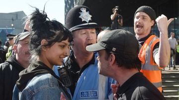 La mujer junto al manifestante de extrema derecha