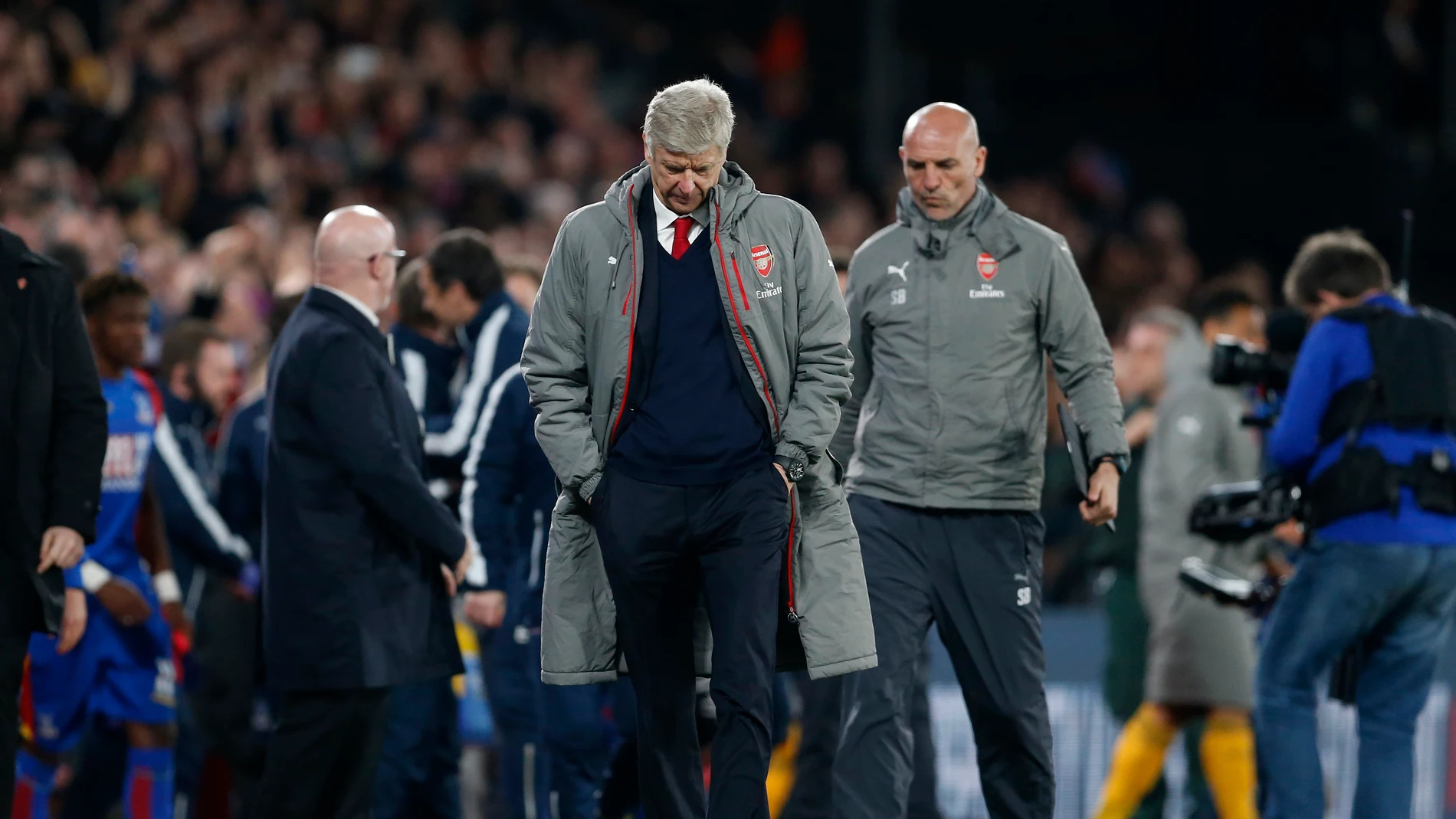 Wenger, cabizbajo tras la humillante derrota ante el Crystal Palace Wenger, cabizbajo tras la humillante derrota ante el Crystal Palace