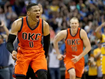 Russell Westbrook celebra una canasta Russell Westbrook celebra una canasta