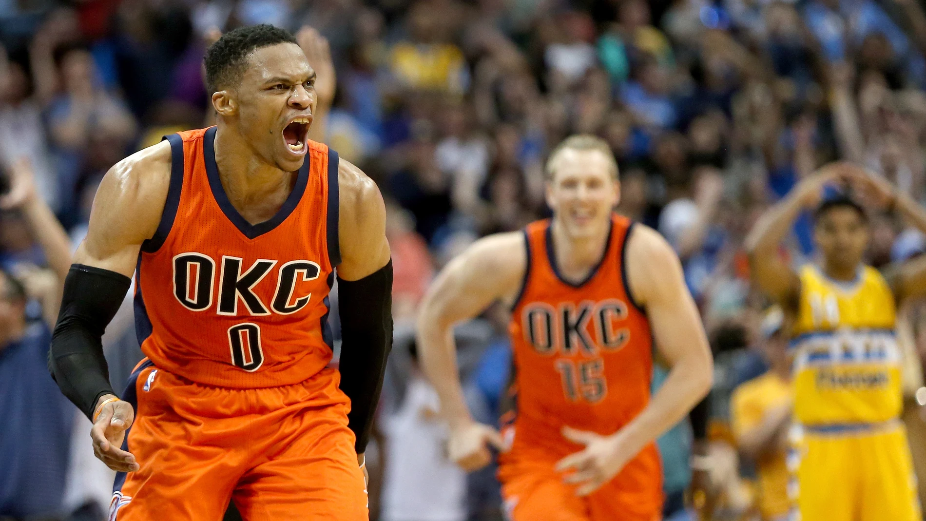 Russell Westbrook celebra una canasta Russell Westbrook celebra una canasta