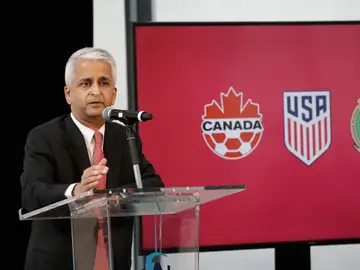 El presidente de la federación de fútbol de EE.UU mostrando la oferta para albergar el Mundial 2026 El presidente de la federación de fútbol de EE.UU mostrando la oferta para albergar el Mundial 2026