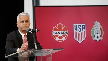 El presidente de la federación de fútbol de EE.UU mostrando la oferta para albergar el Mundial 2026