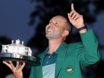 Sergio García celebra su triunfo en el Masters de Augusta