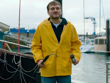 Jozé, a la desesperada, se convierte en marinero Jozé, a la desesperada, se convierte en marinero